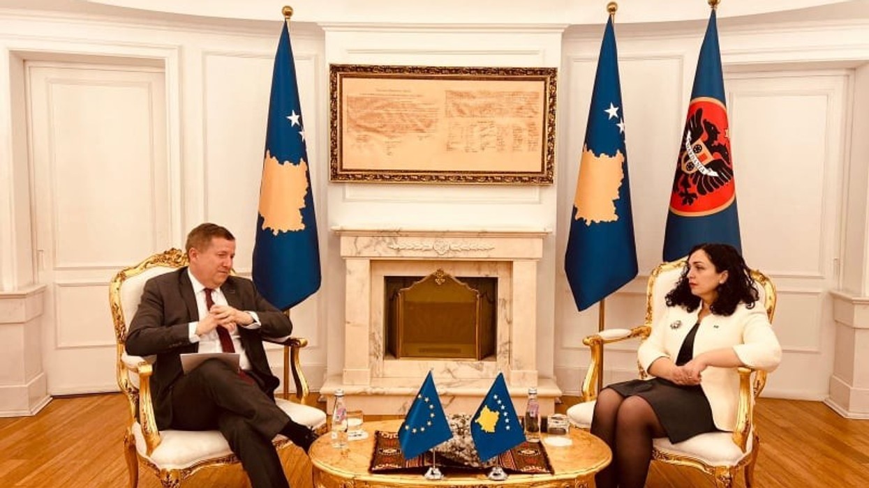 2022/03/Presidentja-Osmani-priti-ne-takim-shefin-e-BE-se-ne-Kosove-ambasadorin-Szunyog_1.jpg