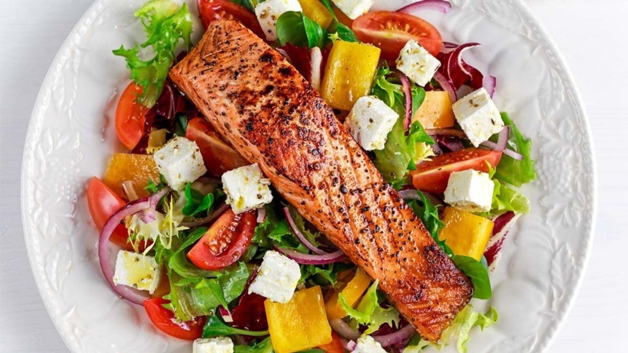 2022/03/Salmon-with-salad.jpg