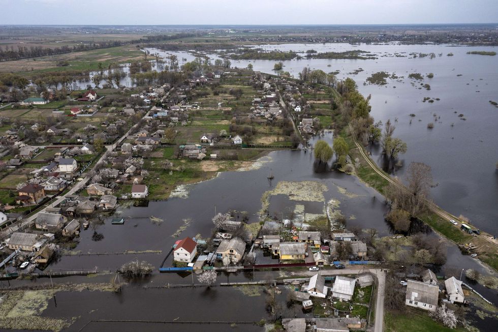 2022/04/20220428_nyt_ukraine-defensive-flood-scaled-e1651148136369.jpg