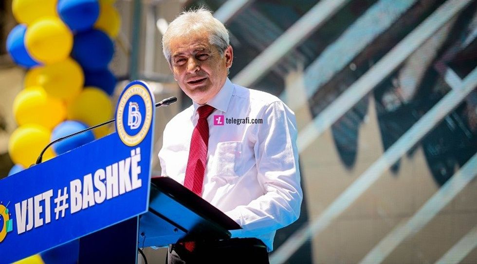 2022/06/Ali-Ahmeti-me-llogo.jpg