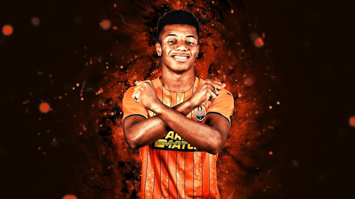 2022/06/david-neres-4k-shakhtar-donetsk-fc-orange-neon-lights-brazilian-footballers.jpg