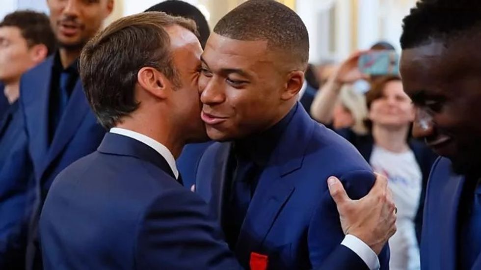 2022/06/macron-mbappe.jpg