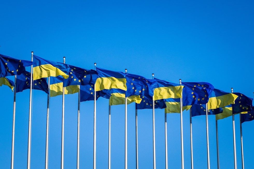 2022/06/Ukraine-EU-flags-e1655988294879.jpg