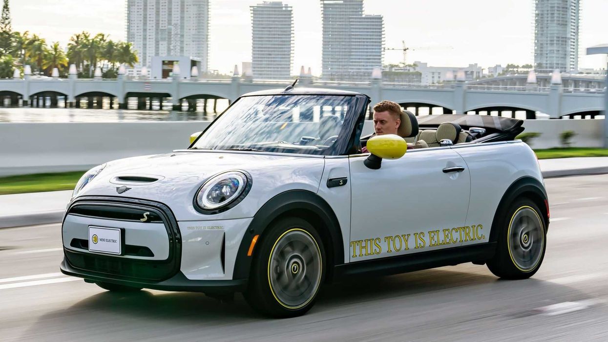 2022/07/2022-mini-cooper-se-convertible-one-off.jpg