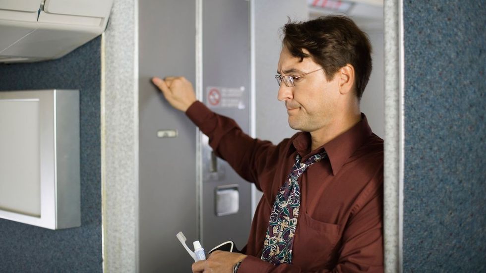 2022/08/0_Passenger-knocking-on-lavatory-door-on-airplane.jpg