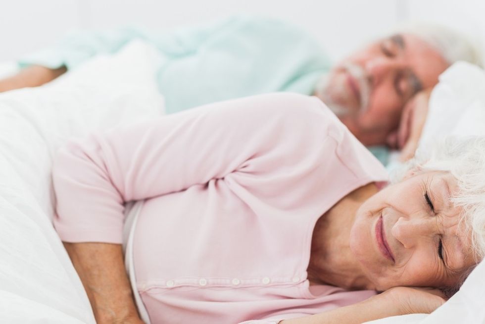 2022/08/elderly_couple_sleeping_bed.jpg