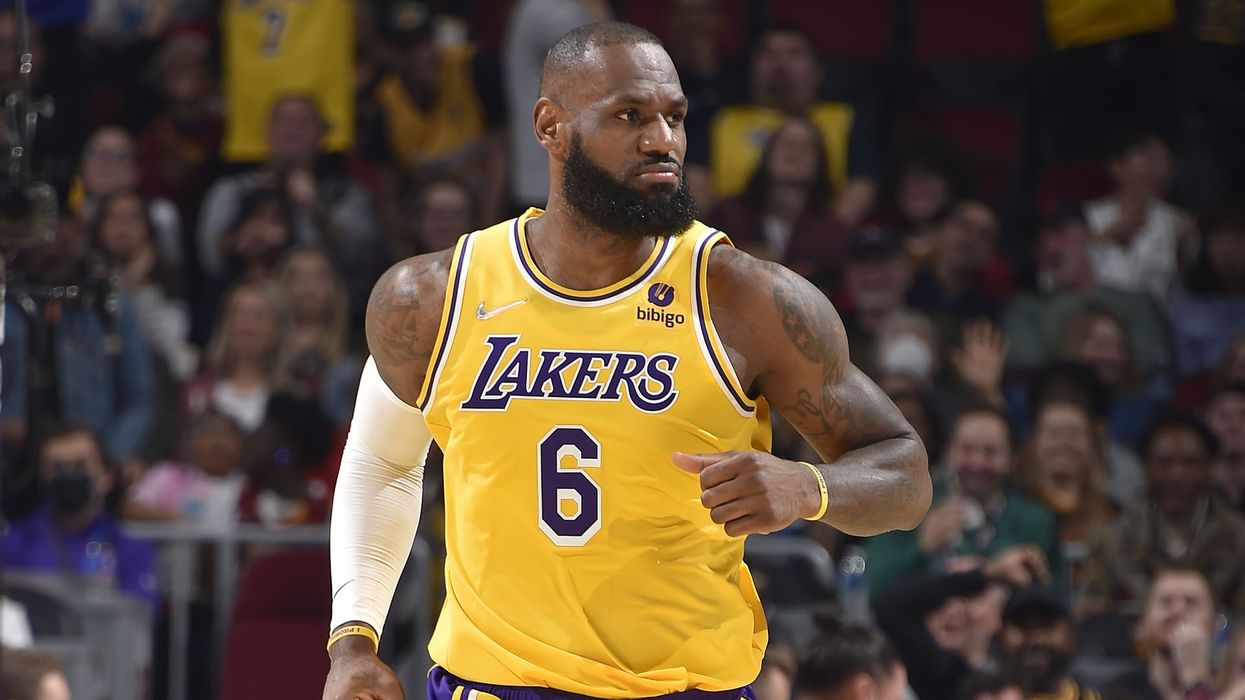 2022/08/lebron-james-lakers-cavs-20222103-cropped.jpg