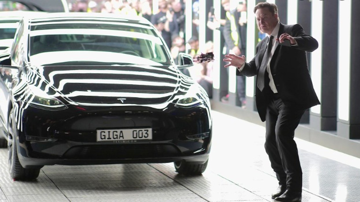2022/08/musk-tesla.jpg