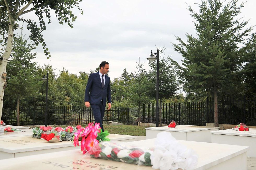 2022 09 26 Kryetari Glauk Konjufca beri homazhe ne Abri 4