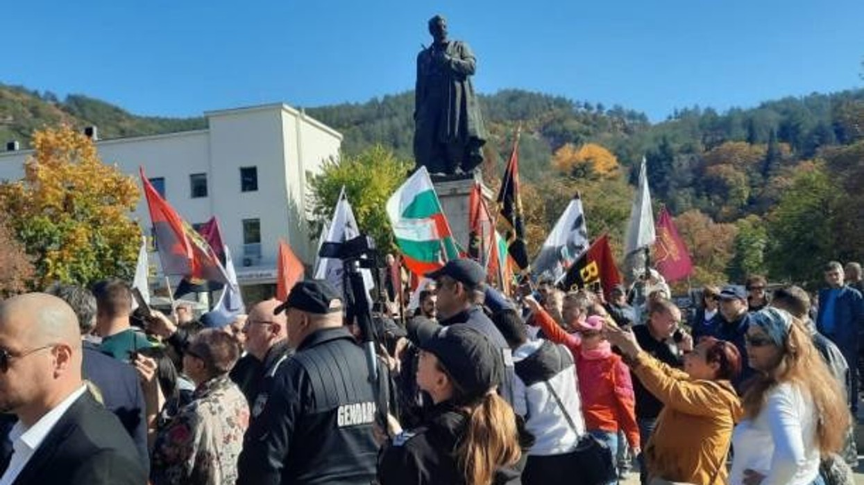 2022/10/447610-vmro-bnd-go-sprechi-polozhuvaneto-cveke-pred-spomenikot-na-goce-delchev-vo-blagoevgrad.jpg