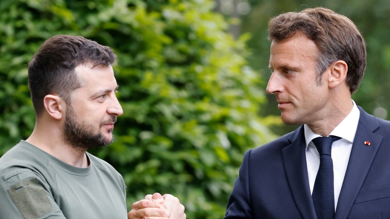 2022/10/Ukraine-ce-qu-il-faut-retenir-du-nouvel-echange-telephonique-entre-Macron-et-Zelensky.jpg