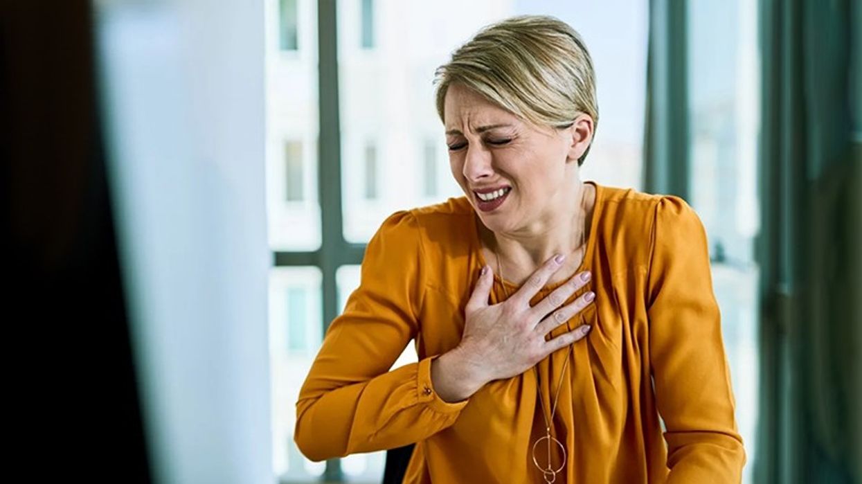 2022/10/woman-chest-pain-heart-attack-office.jpg