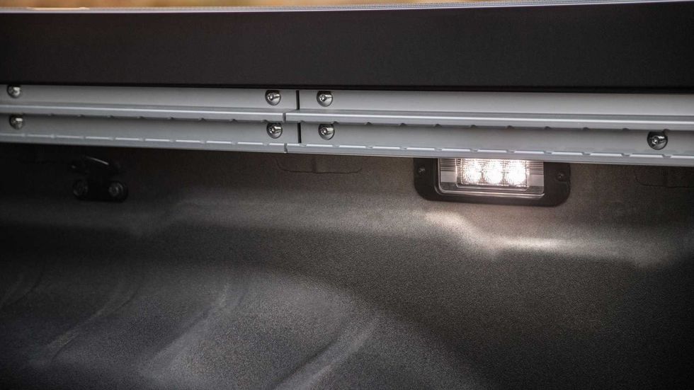 2022 nissan frontier exterior bed tracks