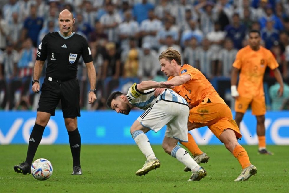 20221210 messi frenkie de jong antonio mateu lahoz world cup quarter argentina v netherlands on dec 10 afp