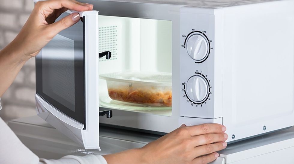 2023/02/casual-girl-using-microwave-to-heat-cup-830.jpg