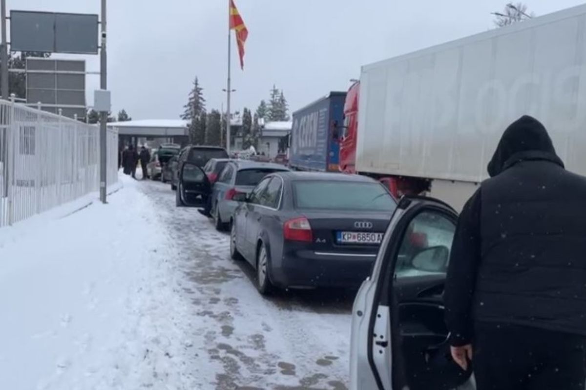 Ndalohet një shtetas bullgarë gjatë hyrjes në Maqedoni, posedonte pankartë me përmbajtje fyese Ndalohet një shtetas bullgarë gjatë hyrjes në Maqedoni, posedonte pankartë me përmbajtje fyese