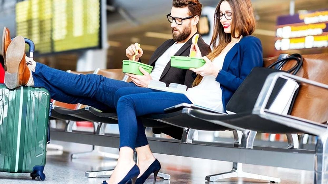 2023/04/12-What-to-Eat-at-the-Airport-According-to-Nutritionists_595285496-RossHelen-ft.jpg