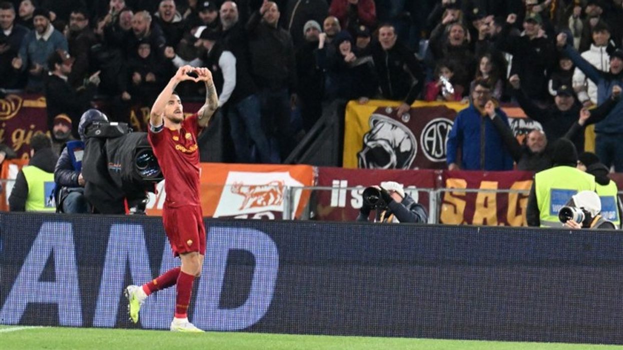 2023/04/Lorenzo-Pellegrini-Roma-heart-crowd-fans.jpg