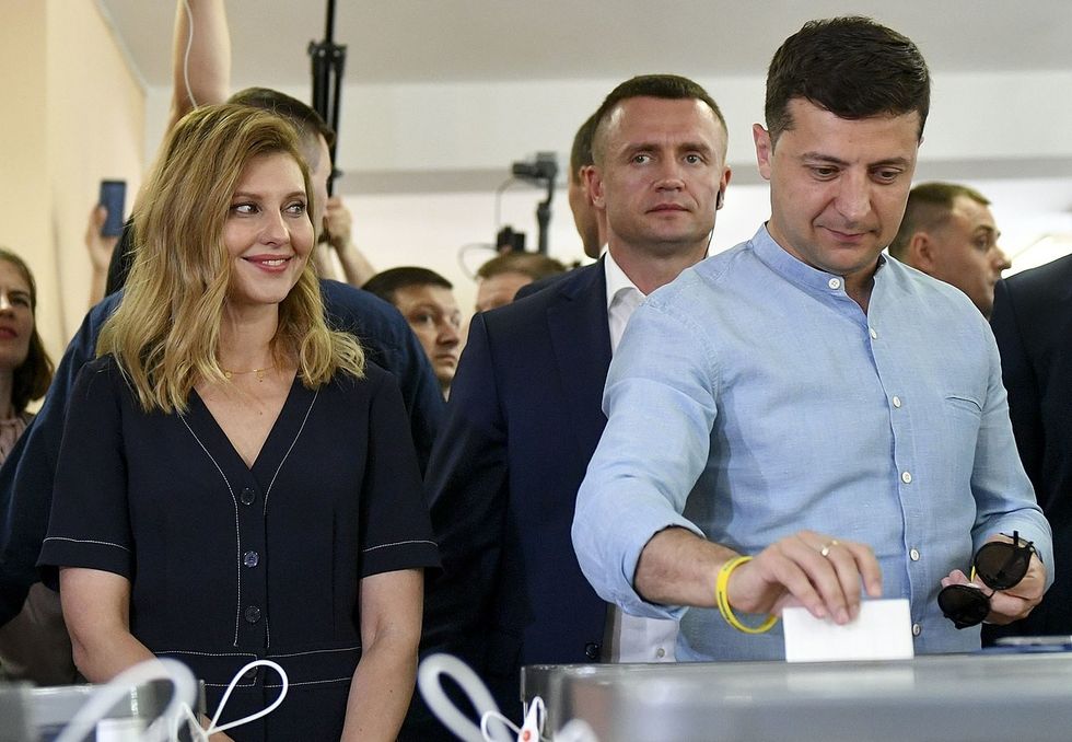 2023/07/1280px-Volodymyr_Zelenskyy_voted_in_parliamentary_elections_2019-07-21_05.jpg