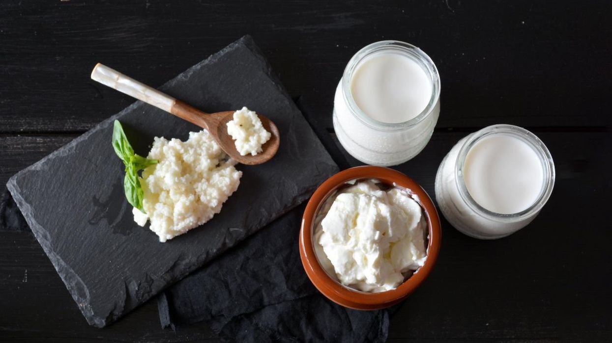 2023/08/kefir-vs-yogurt©iStock.jpg