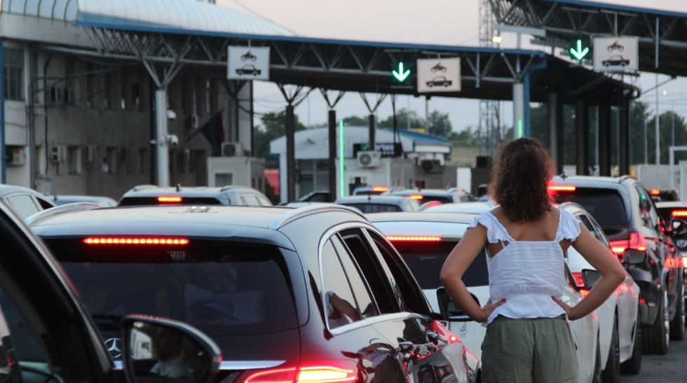 Fundjavë e zgjatur, qyetarët e Maqedonisë vërshojnë pikat kufitare