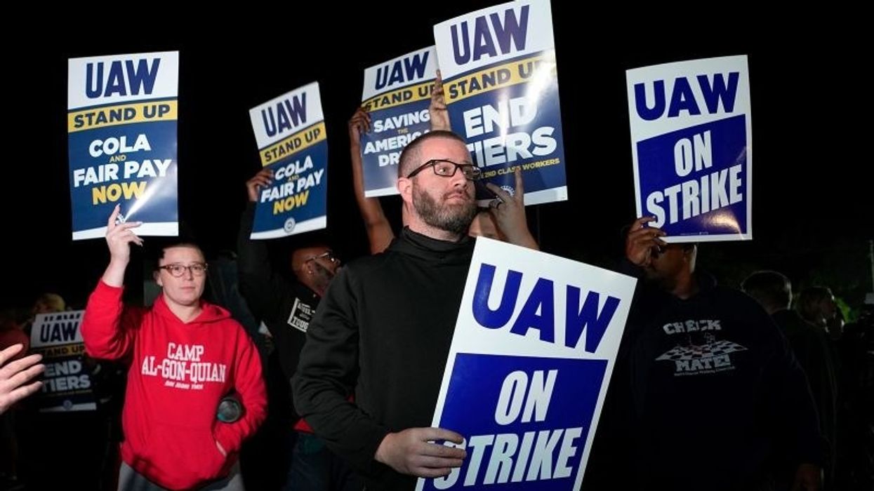 2023/09/230914212929-03-uaw-strike-wayne.jpg
