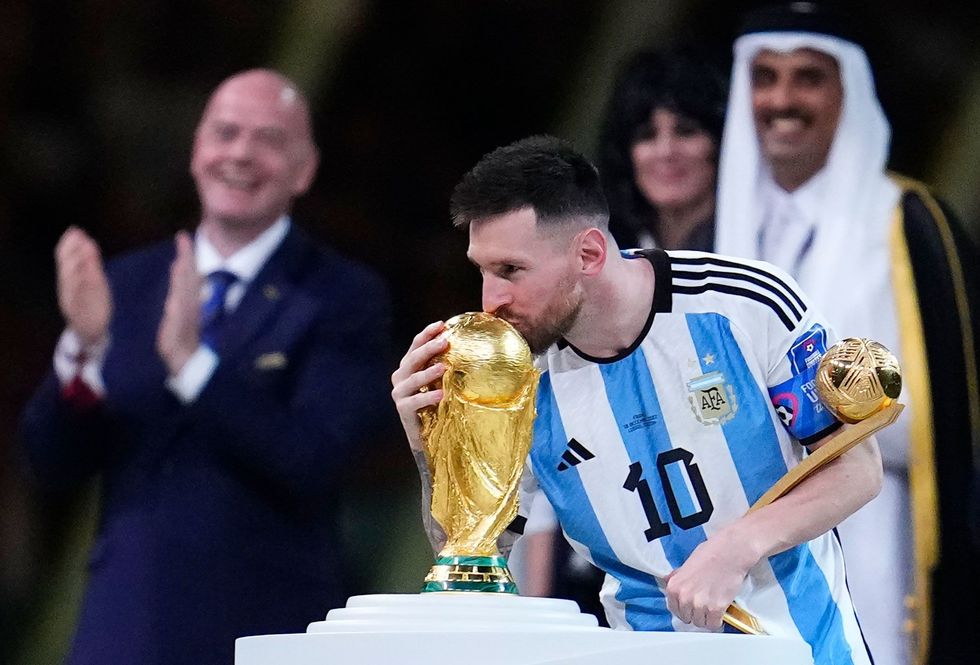 2023/10/221218143136-lionel-messi-world-cup-trophy-kiss-121822.jpg