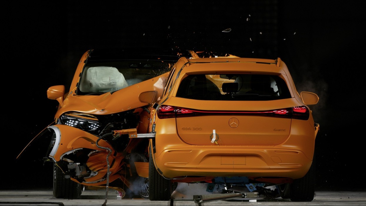2023/10/mercedes-benz-conducted-the-world-s-first-public-crash-test-involving-two-electric-cars_5.jpg