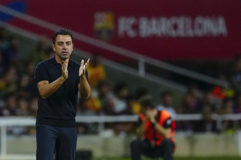 2023/10/xavi-hernandez-aplaudiendo-barca.jpeg