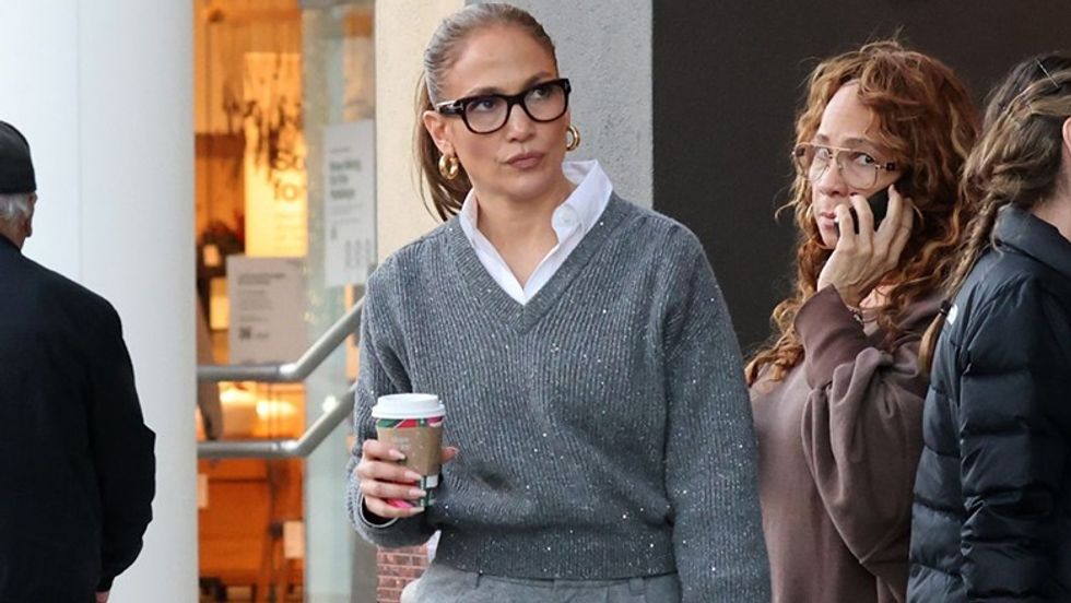 2023/11/jennifer-lopez-street-style-beverly-hills-11-20-2023-4.jpg