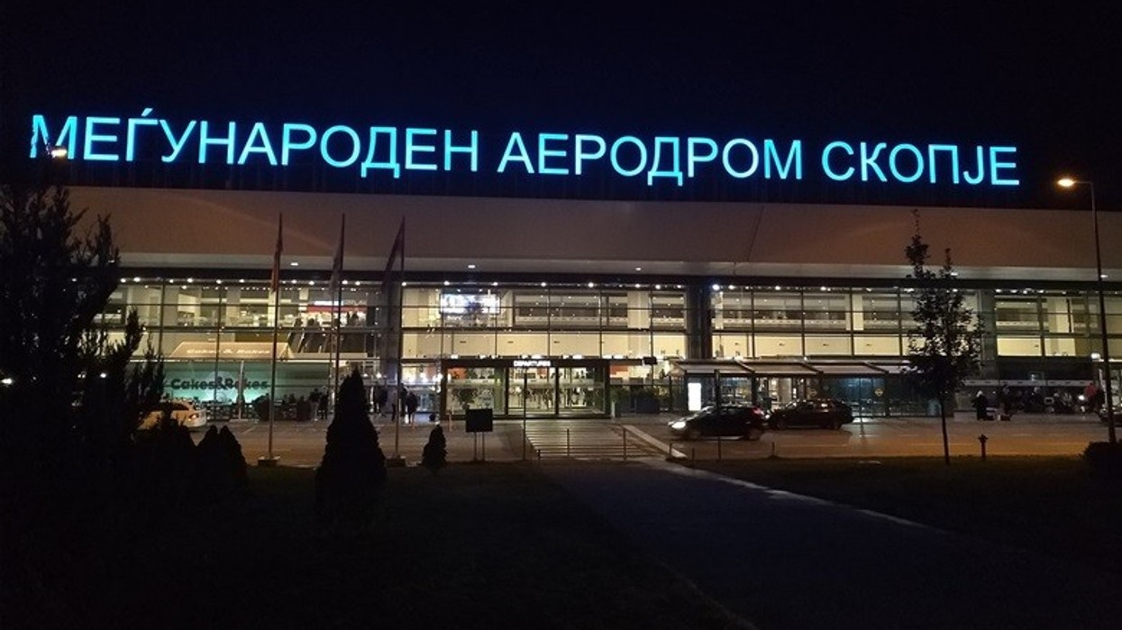 2024/01/Skopje_Airport_-_View_of_the_main_entrance_by_night_2018.jpg