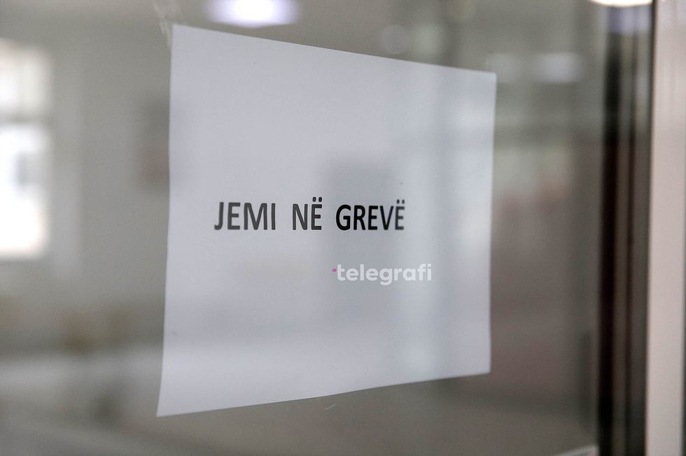 2024/03/Jemi-ne-Greve-Punetoret-teknike-dhe-ata-te-sigurimit-fizik-te-UP-se-hyjne-ne-greve-foto-Ridvan-Slivova-3.jpg