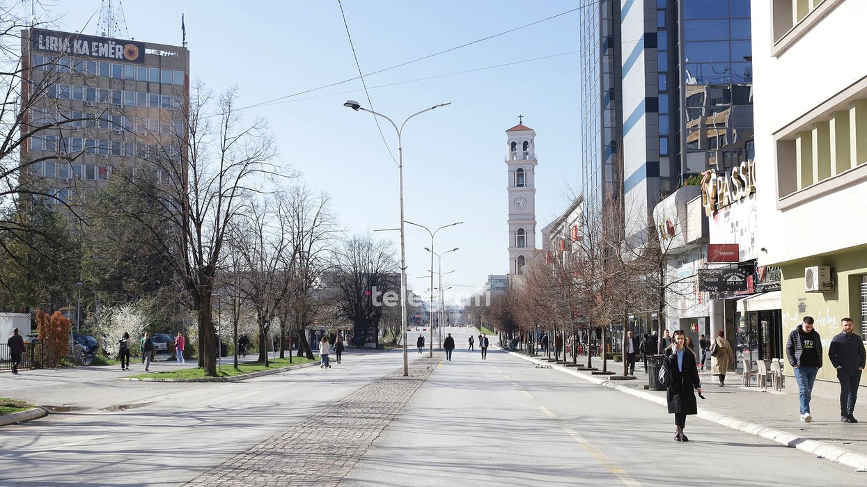 2024/04/Hapet-rruga-per-vetura-deri-te-parkingu-nentokesor-ne-sheshin-Xhorxh-Bush-foto-Ridvan-Slivova-3.jpg