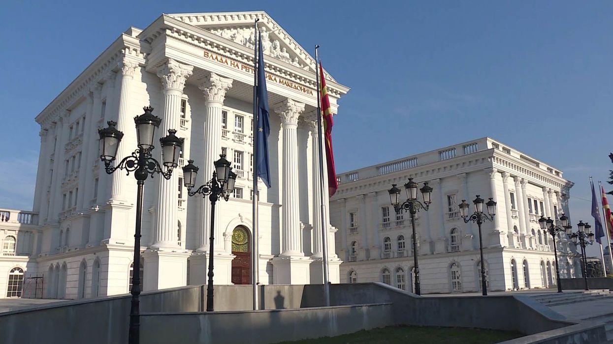 Qeveria mohon akuzat e LSDM-së: Për krizën në Gostivar, një shishe ujë prej 1.5 litrash është blerë me çmim prej 12.5 denarësh Qeveria mohon akuzat e LSDM-së: Për krizën në Gostivar, një shishe ujë prej 1.5 litrash është blerë me çmim prej 12.5 denarësh