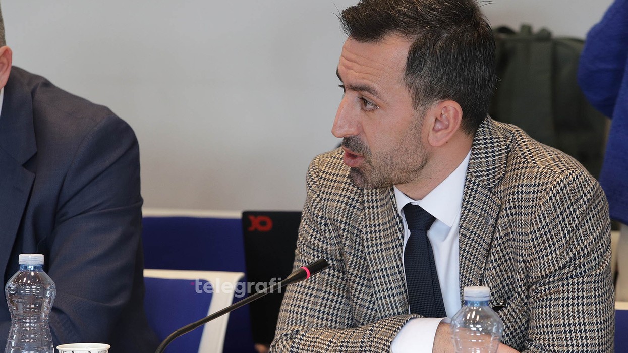 2024/09/KPM-raporton-ne-Komisionin-per-Administrate-Publike-Pushtet-Lokal-dhe-Media-Dimal-Basha-foto-Ridvan-Slivova-44-e1726473729455.jpg