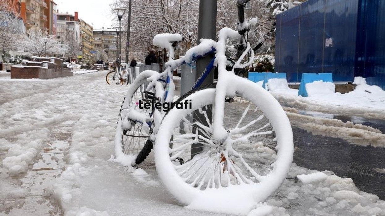 2024/12/te-reshurat-me-bore-ne-muajin-Prill-ne-Prishtine-foto-Ridvan-Slivova-42-780x439-1-e1734726058391.jpg