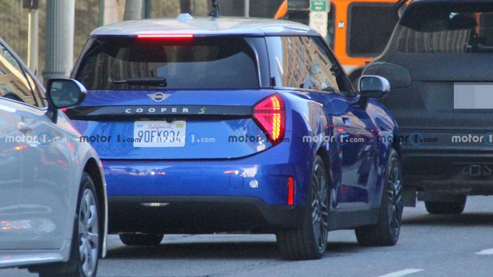 2024 mini cooper se ev rear view spy photo