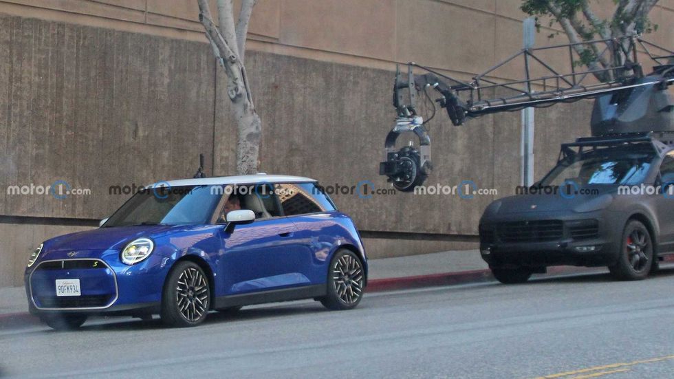 2024 mini cooper se ev side view spy photo 1