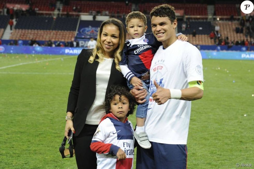 2074282 thiago silva avec son epouse isabelle et 1
