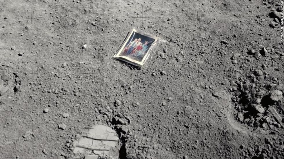 210401131103 family portrait on moon exlarge 169