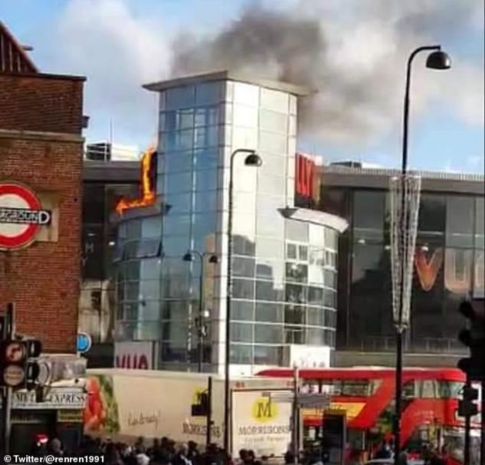 21651644 7741659 Firefighters have been tackling a large blaze that engulfed a Vu m 41 1575130887059