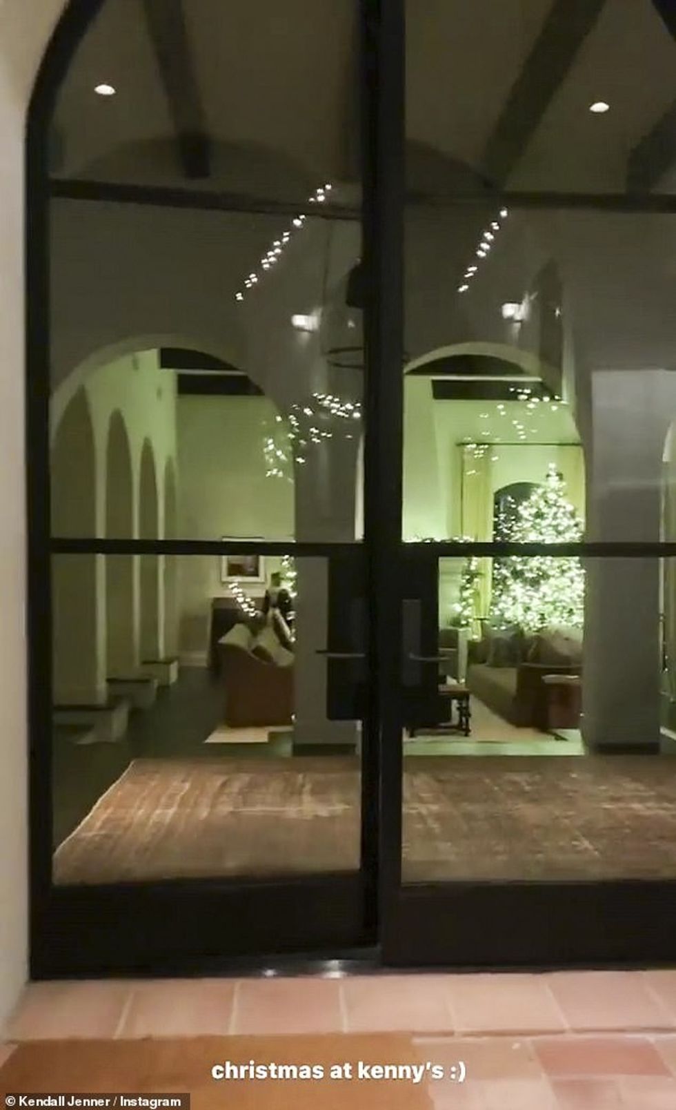 22072798 7778163 Big time The tree looked 12ft tall and had white lights it was d a 146 1576013346240