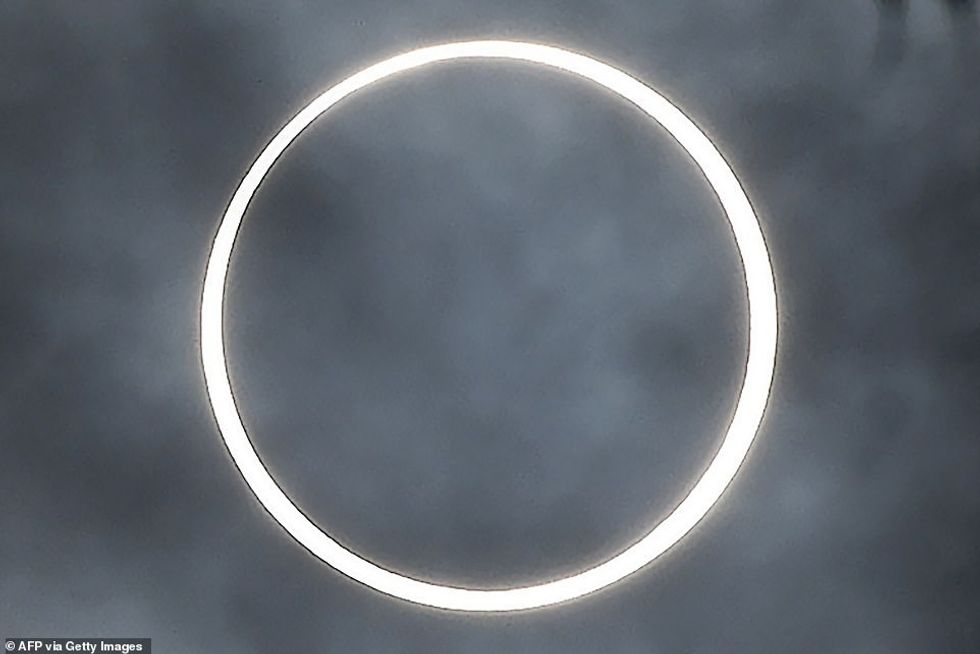 22671852 7827421 The moon totally covers the sun during the rare ring of fire ecl a 5 1577351656454