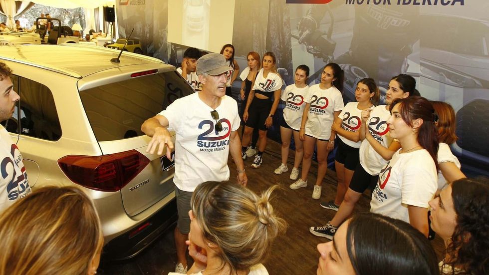 23 people inside suzuki vitara