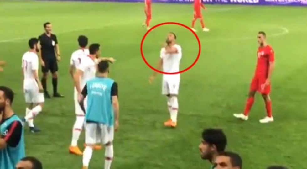 233866 cenk tosun dan taraftara bogaz kesme hareketi 5b11a5e3bace4