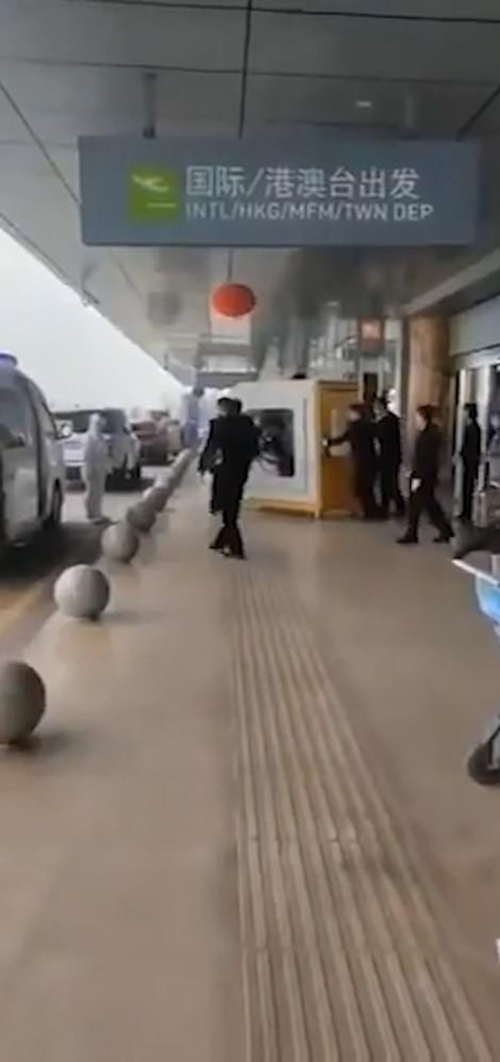 23769872 7919847 Another clip reportedly shows an airline passenger with suspecte a 7 1579778960978