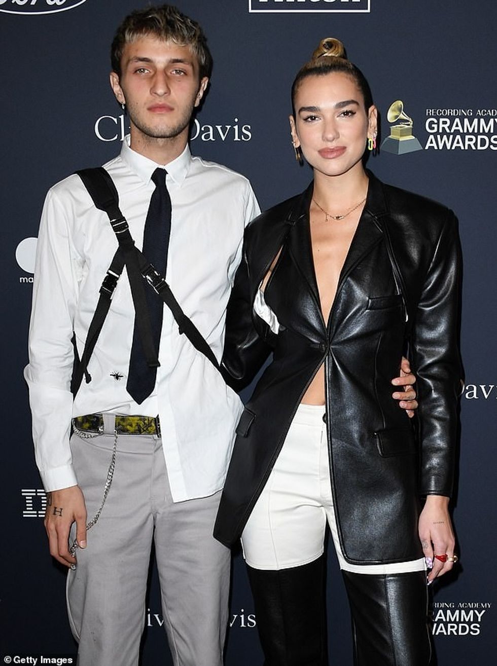 23880816 7930677 Matching The songstress and her model boyfriend coordinated in w a 115 1580022337911