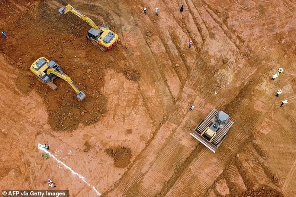 23927998 7942007 China is building at least four coronavirus hospitals in a despe a 25 1580294565150