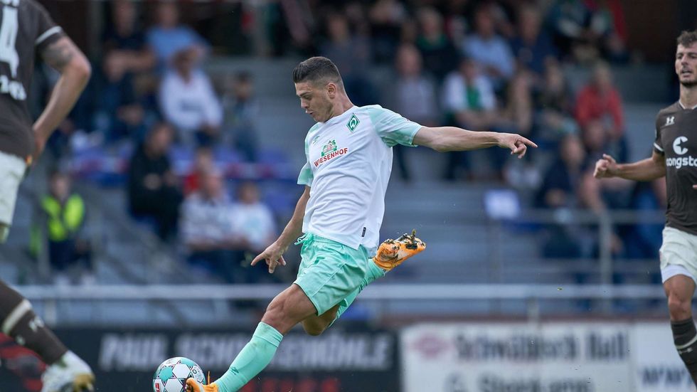23959262 milot rashica von werder bremen schiesst den ball testspiel 2kcOX5suCLea