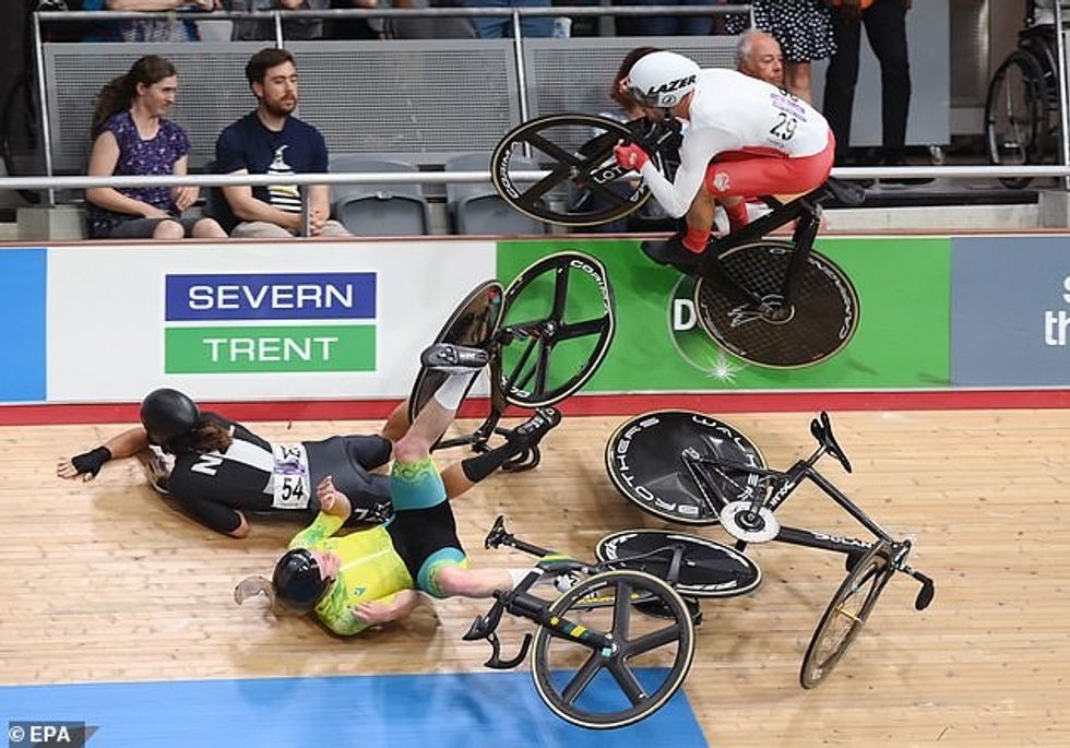 24-vjeçari kampion olimpik omnium hyri në turmë duke u përpjekur të shmangte kalorës në një përplasje më poshtë.